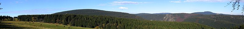 Panorama Harz, de la stânga: Rehberg, Achtermannshöhe, Brocken, Wurmberg.