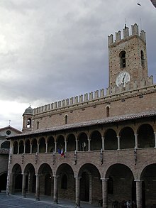 Palazzo municipale Offida.jpg