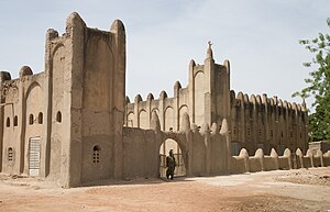 The old mosque in the town of M'Pessoba (May 2014).