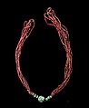 Collar en pelos de murciélago con colgante de jade (finales del siglo XIX).