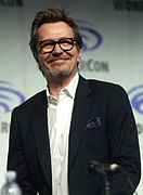 Gary Oldman (le commissaire James « Jim » Gordon)