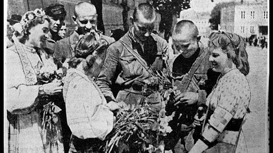 Lithuanian soldiers, liberated from the former Lithuanian corps of the Red Army, warmly greeted in Vilnius, Lithuania