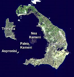Спътникова снимка на архипелага Санторини, с означени имена на островите