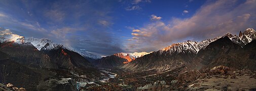 A medida que sale el sol va esparciendo colores alrededor del valle de Hunza.