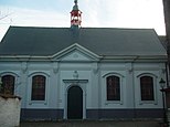 Sint-Godelievekapel, met gevel uit 1723. De restauratie van deze kapel was de derde fase van de restauratie die op het eind van de 20e eeuw aangevat werd