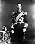 即位初期の昭和天皇（1928年撮影、満27歳、海軍正装姿）