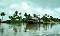 Rumah bot di laluan air Kerala.