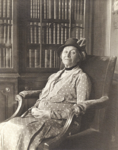 Alice Hargreaves 1932, året hon blev hedersdoktor vid Columbia University.