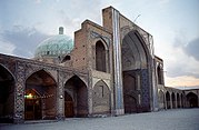 Linkes Bild: Hauptiwan und Kuppelhalle der Freitagsmoschee von Qazvin Rechtes Bild: Modell der Freitagsmoschee von Qazvin