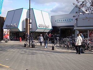 Bibliotheek Zwanenveld en zijingang winkelcentrum Dukenburg