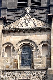 Iglesia románica francesa de Notre-Dame du Port, con un protogablete