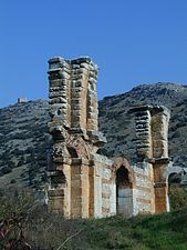 deux piliers massifs reliés par un mur percé d'une porte