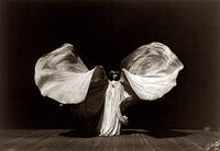 Inovasi tarian moden (dan pencahayaan pentas moden) Loie Fuller