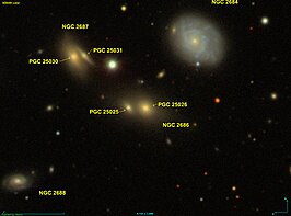 NGC 2686B (midden, links)