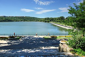 Photographie du lac de Valea Morilor (« vallée des moulins »).