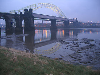 A River Mersey bi Runcorn an Widnes