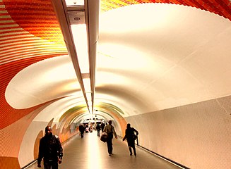 Couloir de correspondance entre la gare souterraine et la station de métro La Chapelle.