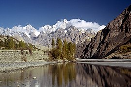 Río Hunza cerca de Gulmit.