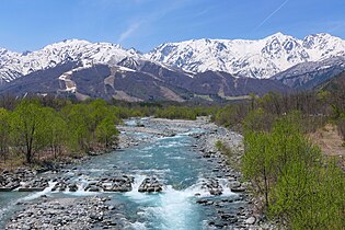 Góra Shirouma (pasmo Ushiro-Tateyama) i rzeka Matsu przepływająca przez Hakubę