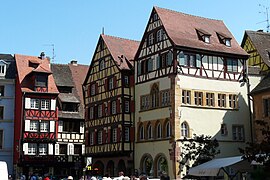 La maison Adolph, avec d'autres à ses côtés.