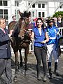 im Absattelring mit Trainer Andreas Wöhler, Betreuerin Kira Kaschek und Jockey Eduardo Pedroza