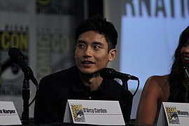 Manny Jacinto dans le rôle de Jason Mendoza.