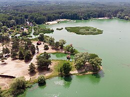 Lomamökkejä Oskilin tekojärven rannalla.