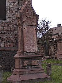 Stèle de la famille de Crawhez Hardy de Beaulieu derrière la chapelle Saint-Ghislain.