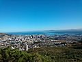 Devil's Peak'in yamaçlarından Cape Town ve Tafelberg Koyu, dağ bisikleti ciplerinin bazılarını gösteriyor.