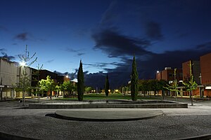 Fotografia panorâmica tirada ao anoitecer que mostra a Universidade de Aveiro.