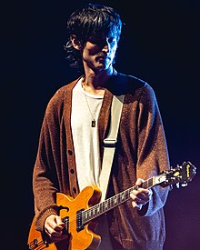 Valensi bermain gitar