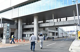 「水産仲卸売場棟」1階の豊洲市場正門北（2018年10月24日撮影）