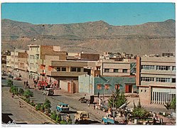 Escena de carrer de la dècada de 1960, que mostra una arquitectura més recent basada en formigó