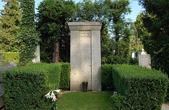 Von Josef Hoffmann entworfenes Grabmal Gustav Mahlers auf dem Grinzinger Friedhof