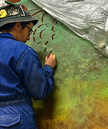 Artist from Pedraza creates a sgraffito mural at the Casa de los Picos School of Art and Design, Segovia