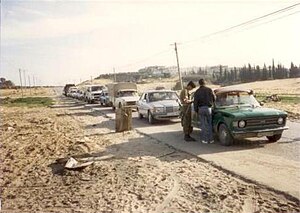 Израильский солдат проверяет машину у дорожного заграждения близ Джебалии, февраль 1988 года