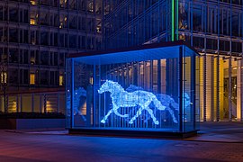 Une installation à partir d'une sculpture de cheval réalisée par Stephan Huber devant l'immeuble de LVM, Munster