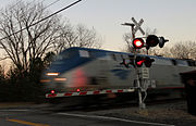 アメリカでは踏切を通過する度に警笛を4度鳴らす鉄道が多い（画像はアムトラックのエンパイア・サービス）。