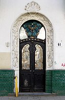 Сецесійні двері колишнього прибуткового будинку скульптора, архітектора Каспера Юліана Драневича (1906; вул. Бандери, 61)