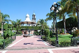 Jardim central de Acámbaro, com o Templo Santuario de Guadalupe no fundo