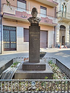 Busto edificato in memoria di Giuseppe Garibaldi, presso Piazza Mazzini, Misterbianco, 7 marzo 2023.