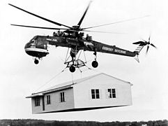 Grúa volante Sikorsky S-64 transportando una casa prefabricada.