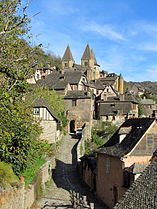 Vue sur l'abbatiale et le village.