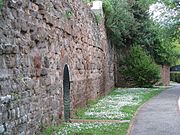 Gedeeltes van die stadmuur dateer terug tot Romeinse tye.