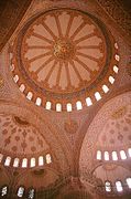 La Mosquée Bleue d'Istanbul, d'un élève de l'architecte Sinan, s'inspire de Sainte-Sophie.