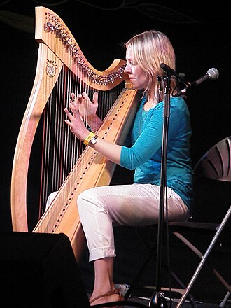 Gwenan Gibbard yn canu telyn yng Ngŵyl Tegeingl