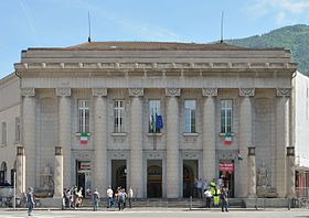 Das Aufnahmsgebäude anlässlich des Alpini-Treffens in Bozen 2012