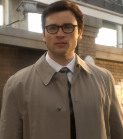 קלארק קנט בעונה 10 במסווה עם מעיל ומשקפיים