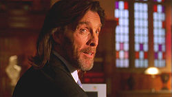 John Glover Lionel Luthor szerepében a Smallville első évadának Kóbor kölyök című epizódjában