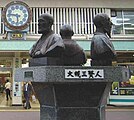 駅前にある大槻三賢人像